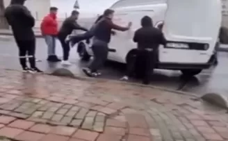 Kaza yapan aracı düzeltirken altında kalmaktan son anda kurtuldu
