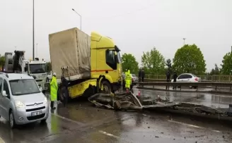 Kaza yapan tır Karadeniz sahil yolunu trafiğe kapattı
