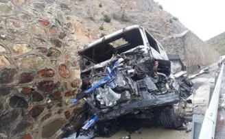 Kaza yapan TIR yandı, sürücüsü yaralandı
