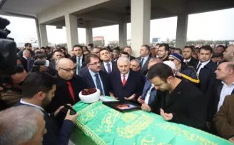 Kazada hayatını kaybeden ünlü hafız ve eşi son yolculuğuna uğurlandı
