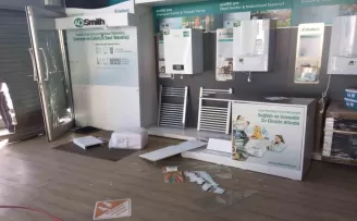 Kazada savrulan otomobil iş yerine girdi
