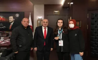 Keçiören Belediye Başkanı Altınok, Avrupa şampiyonu Melis Tetik’i misafir etti
