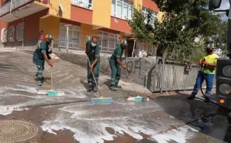 Keçiören Belediyesi sokakları gül suyu ile yıkadı
