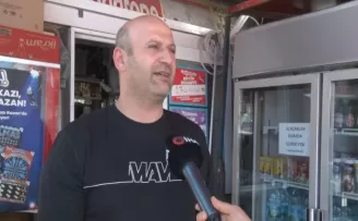 Kırdıkları büfe dolabından içecek çalan hırsızlar kamerada
