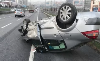 Kısıtlama günü boş yolda araç takla attı
