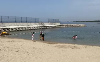 Kısıtlamaların kalkmasıyla birlikte Caddebostan sahilde denize girdiler
