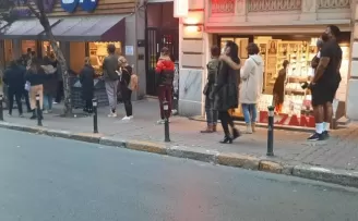 Kısıtlamaya saatler kala vatandaşlar marketlere akın etti
