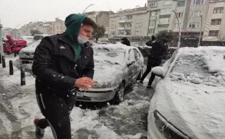 Kısıtlamayı unutan gençler kar topu savaşı yaptı
