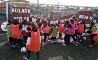 Kız çocukları ön yargılara ilk şutunu ’Josef de Souza’ ile attı
