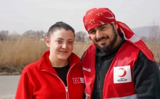 Kızılay’ın gurbetçi ve yabancı gönüllüleri kalplere dokunuyor
