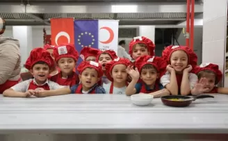 Kızılay’ın şefkat eli çocuklara uzanıyor
