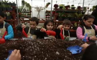 Kocaeli Çayırova’da öğrenciler karanfil dikti