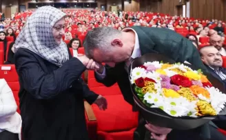 Kocaeli’de Başkan Büyükakın’dan annesine çiçekli kutlama