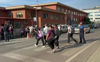 Kocaeli zabıtası öğrencilere kol kanat gerdi