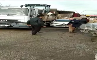 Kontrolden çıkan tır, iki aracı biçti
