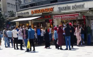 Kontrollü normalleşmenin ilk gününde Taksim’de dikkat çeken yoğunluk
