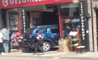 Trabzon'da kontrolü kaybeden araç kırtasiyeye girdi! 