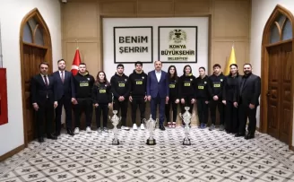 Konya Büyükşehir judocuları kupalarını Başkan Altay’a takdim etti
