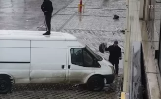 Köpeklerin saldırısından arabanın üstüne çıkarak kaçtı
