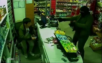 ’Korona virüs’ maskesiyle tekel bayisini silahla soydu
