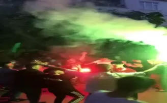Korona virüse rağmen meşaleli danslı asker eğlencesi

