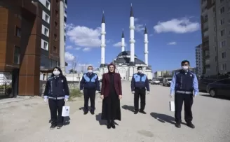 Korona virüse savaş açan Akyurt’ta vatandaşlara el dezenfektanı dağıtıldı
