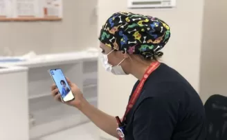 Korona virüsle mücadele eden hemşire, 2 aydır çocuklarını göremiyor
