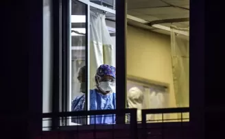 Koronavirüsün en ön saflarında çalışan sağlık savaşçıları görüntülendi
