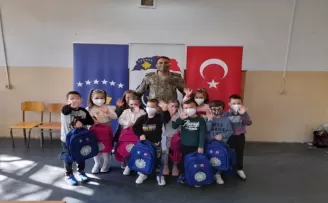 Kosova Türk Temsil Heyeti Başkanlığından öğrencilere kırtasiye yardımı
