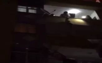 Küçük çocuğu çarşafla sarkıttılar
