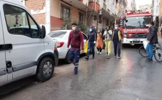 Küçükçekmece’de 5 kişilik aile, yangında dumandan etkilendi

