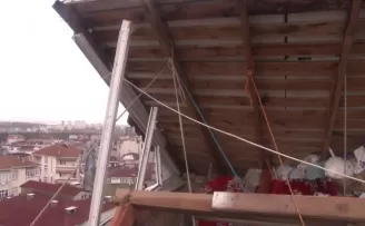 Küçükçekmece’de çatıyı uçmasın diye iple bağladılar
