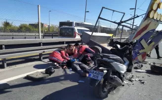 Küçükçekmece’de E5 Karayolunda motosiklet yön tabelasına çarptı
