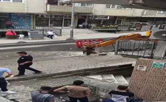 Küçükçekmece’de elektrik çalışmasında su borusu patladı
