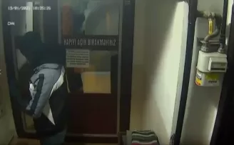 Küçükçekmece’de eve giren hırsızlar kamerada
