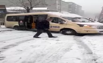 Küçükçekmece’de içi dolu yolcu minibüsü kaydı
