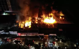 Küçükçekmece’de kağıt fabrikasındaki yangın devam ediyor
