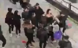 Küçükçekmece’de liseli kızların kavgası kamerada

