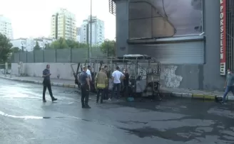 Küçükçekmece’de park halindeki dolmuş alev alev yandı
