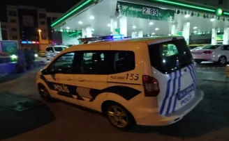 Küçükçekmece’de tekeri patlayan otomobil benzinlikteki markete girdi
