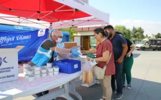 Küçükçekmece’de vatandaşlara aşure ikramı
