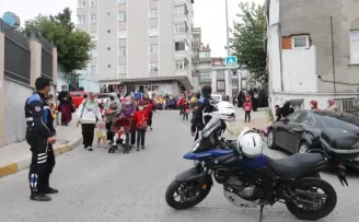 Küçükçekmece zabıtasından okul önlerinde sıkı denetim
