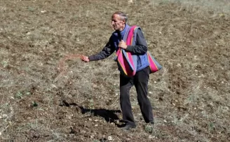 Kuşlar aç kalmasın diye 11 yıldır boş tarlaları ekiyorlar

