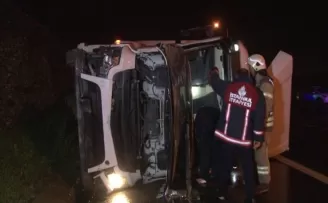 Kuzey Marmara Otoyolu’nda tır devrildi: 1 yaralı
