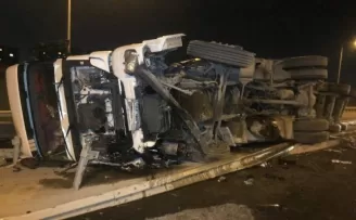 Kuzey Marmara Otoyolu’nda TIR devrildi
