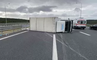 Kuzey Marmara Otoyolunda kamyonet devrildi: 1 yaralı

