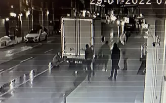 Laleli’de kamyonun altına giren alkollü genci, üstüne su atarak çıkardılar
