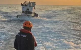 Lapseki’de sürüklenen tekne kurtarıldı