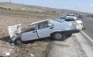 Lastiği patlayan otomobil kaza yaptı
