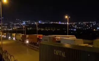 Limana giremeyen tırcılar korna çalarak eylem yaptı
